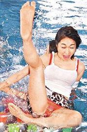 女明星落水,女明星意外落水，紧急救援展开