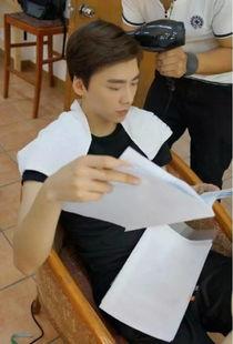 明星看剧本照片,光影交错，情感流露