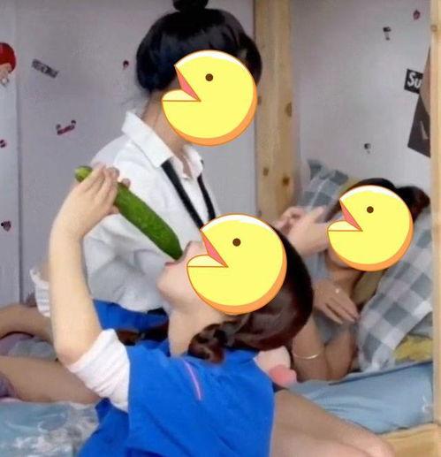 女学生在宿舍吃瓜,女学生宿舍里的欢乐时光