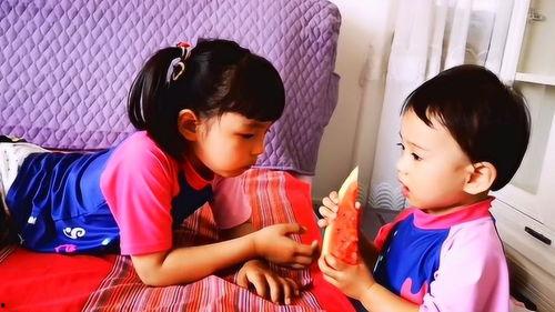 妹妹送瓜给姐吃,妹妹送瓜姐共享甜蜜时光