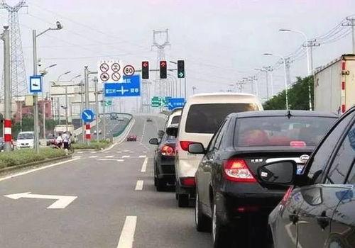 荔浦高速路口新闻头条,多车连环相撞！