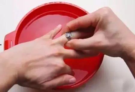 男生戴戒指网红图片,揭秘男生戴戒指的潮流风尚