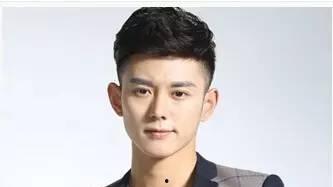 明星露额头发型男